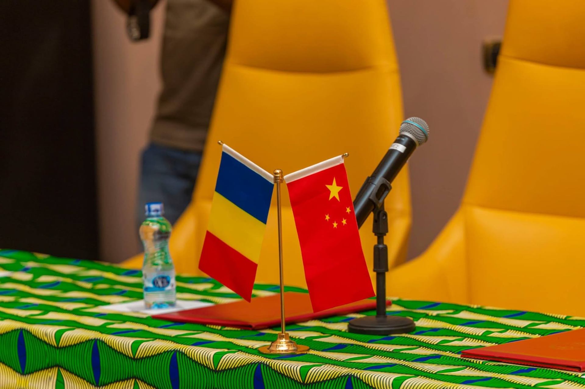 Table de réunion officielle avec fanions et microphone