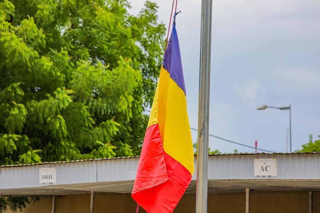 Drapeau du Tchad devant un bâtiment administratif