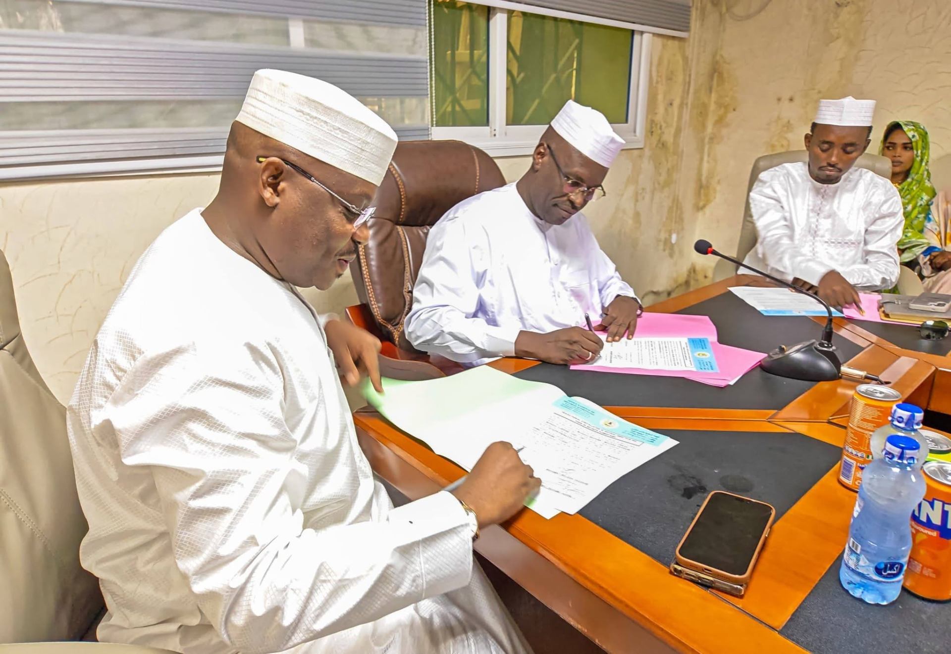 Signature de documents officiels par des responsables de l'Office