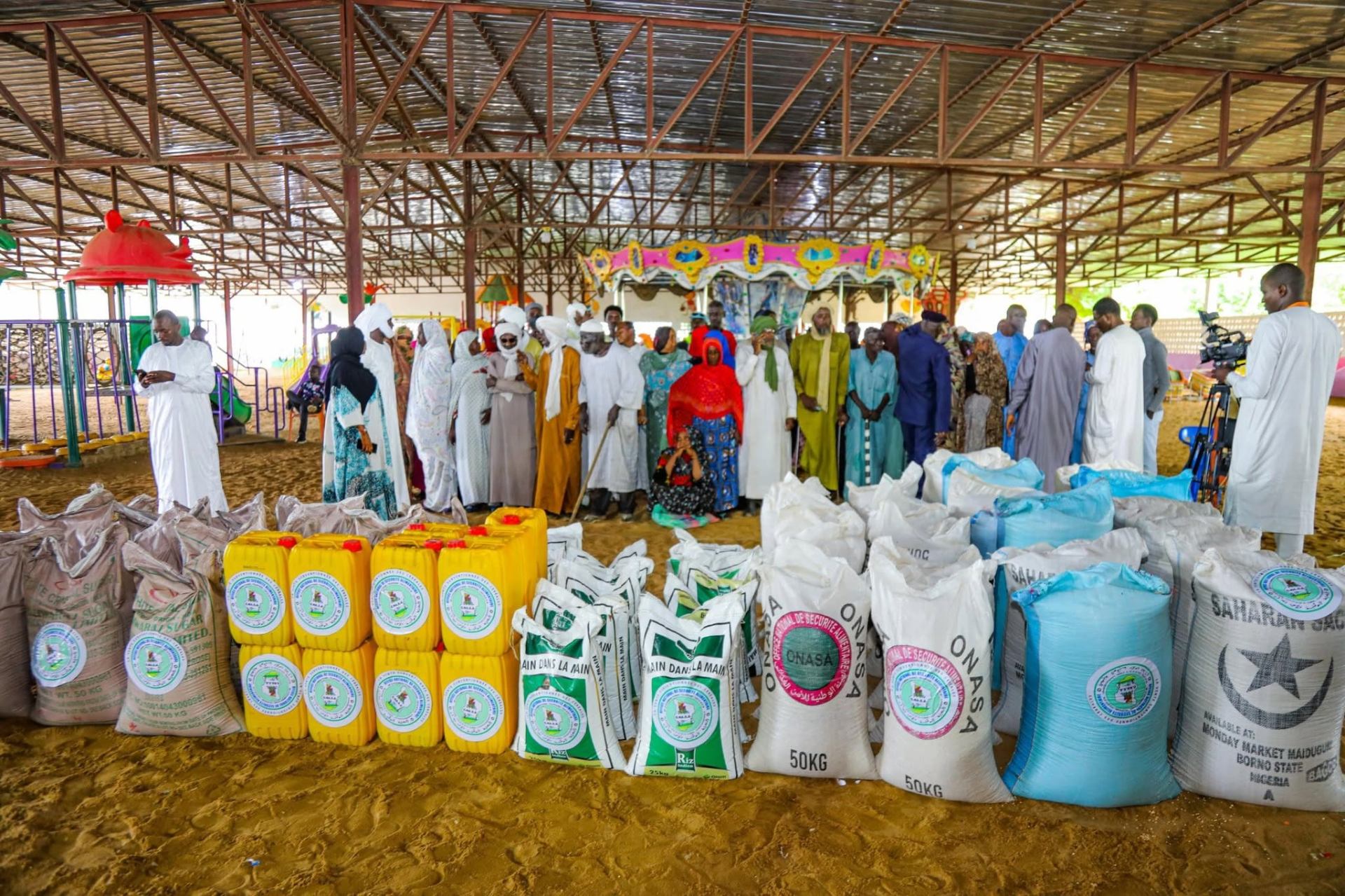Site de vente de céréales sous hangar, sacs de riz, de sorgho et de maïs alignés